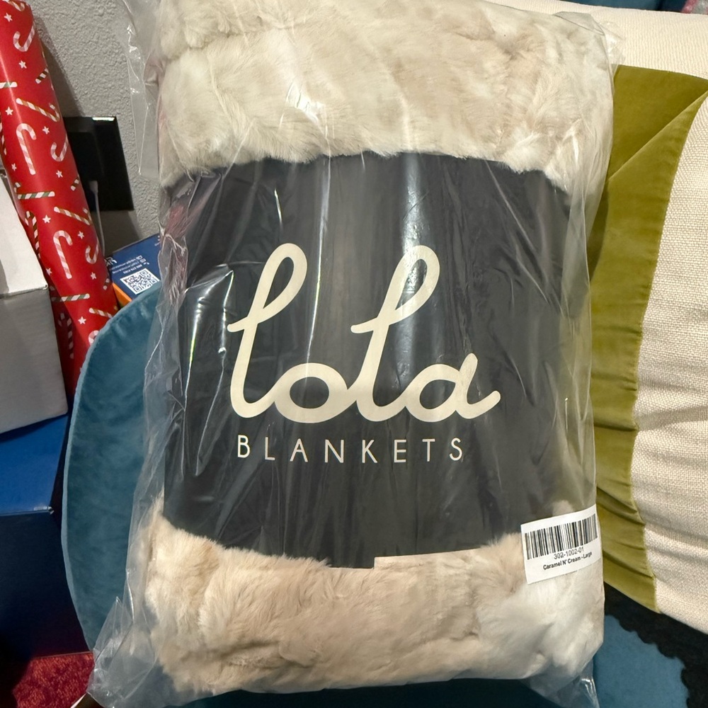 Lola Blanket: large, brand new, caramel N cream